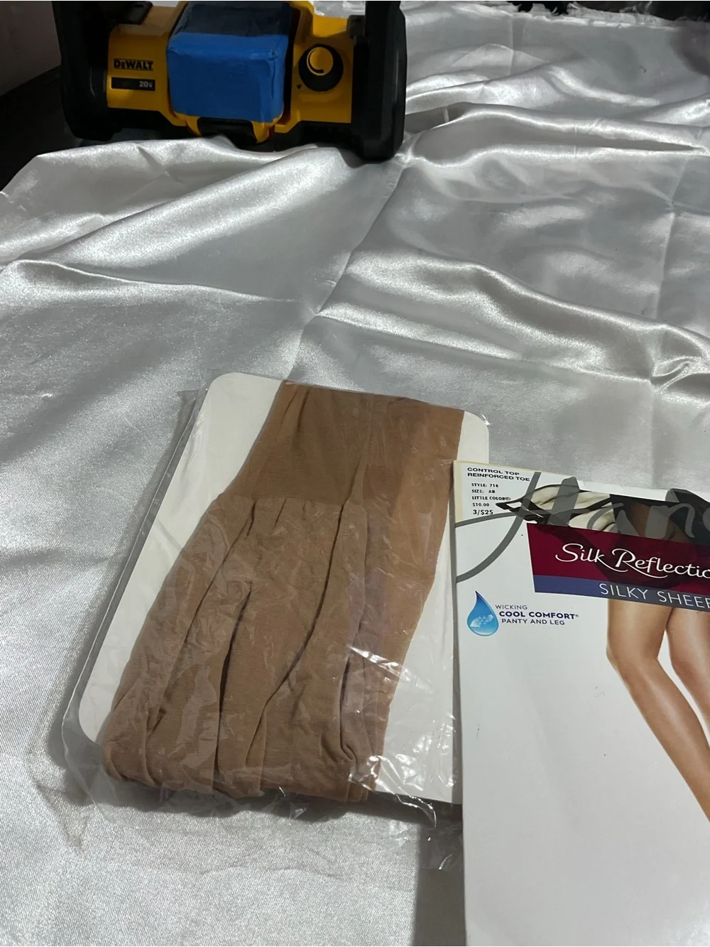 Hanes Silk Reflections Silky Sheer Pantyhose - Nude
